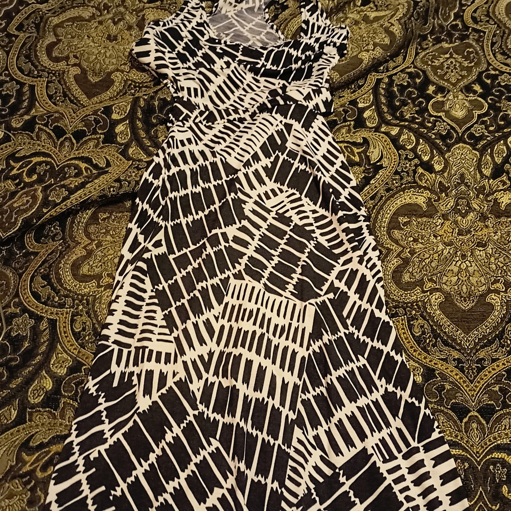 Stylish 2 B Bebe Black and White Patterned Maxi Dress